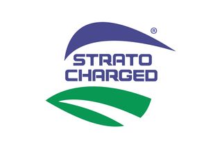「STRATO CHARGED」というテキストに、様式化された青と緑の要素が入ったロゴ。