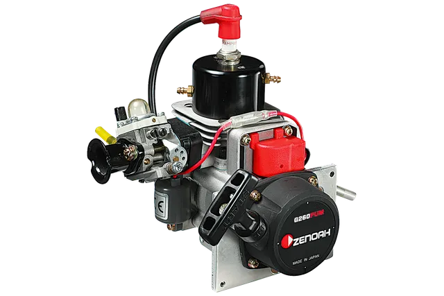 G260PUM. スパークプラグとキャブレターが見えるゼノアG260PUMエンジンの正面図。