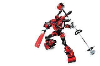 人型ロボットのような姿を形成する園芸工具の創造的な組み立て。