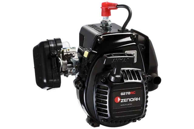スパークプラグとエアフィルターが見えるZenoah G270RCエンジンの正面図。