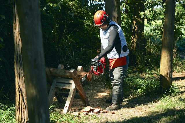 Chainsaw G3750 in use 3