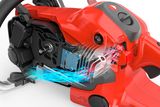 気流のダイナミクスを示すチェーンソーエンジンのクローズアップビュー。