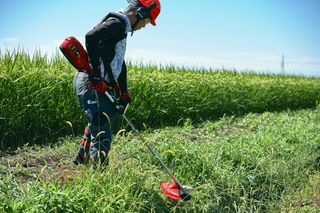 Battery Brushcutter BTR250PL in use , ridge 1