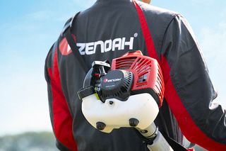 ジェノアのバックパックリーフブロワーで作業用ギアを着た人。