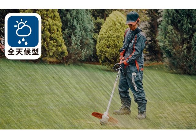 雨の日に庭で草刈り機を使用している人で、全天候型のアイコンがオーバーレイされています。