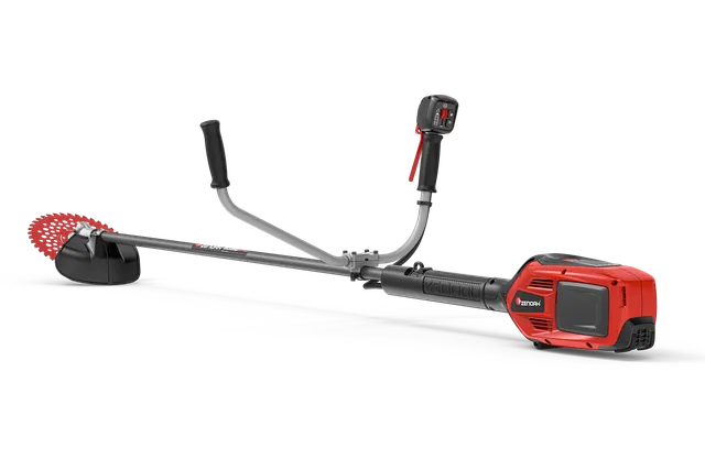 エルゴノミクスのハンドルとカッティングブレードを備えたHusqvarnaブラッシュカッターの側面図。