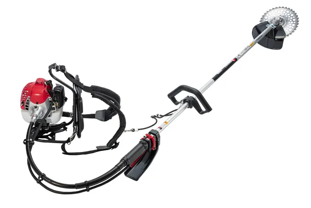 TK220L. ハーネスと円形の刃を備えた刈払機の側面図。