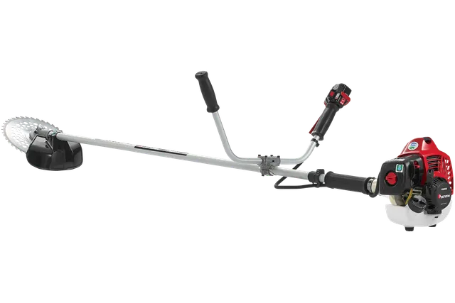 TRZ235. 円形の刃と人間工学に基づいたハンドルを備えた刈払機の側面図。